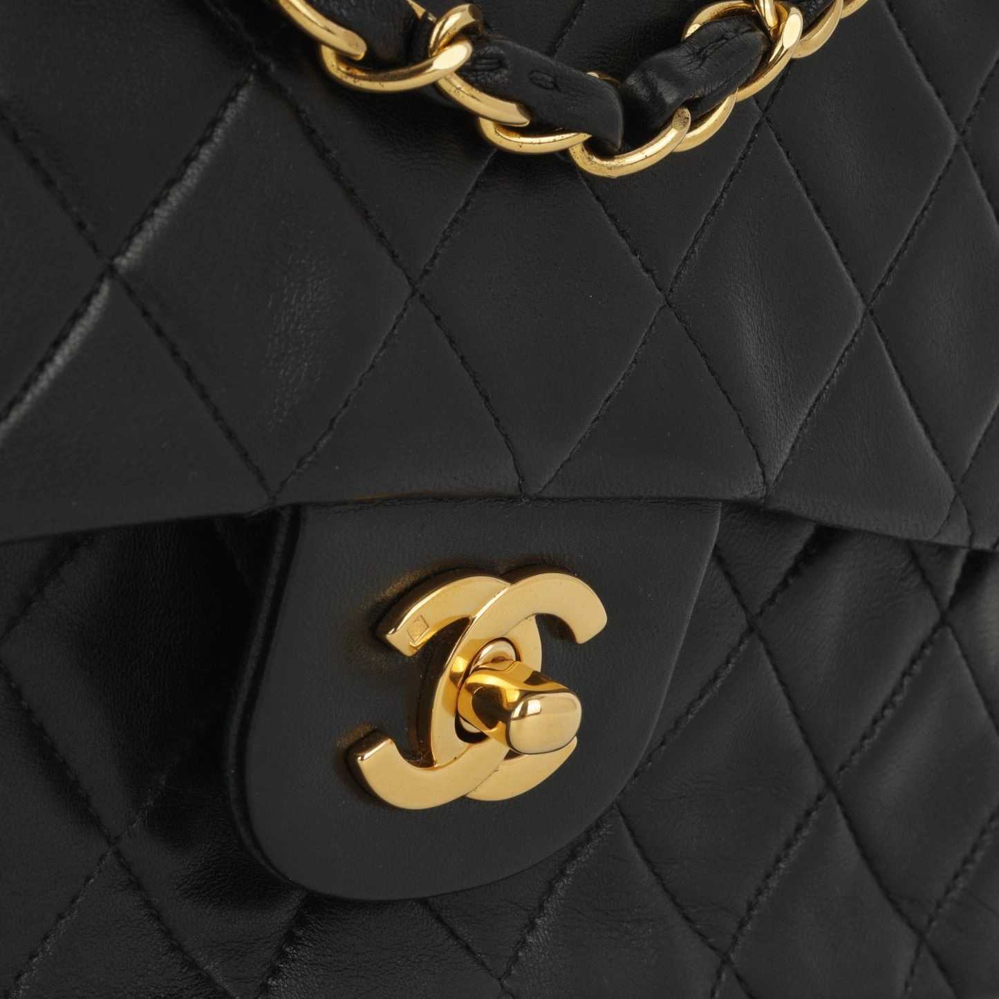 Chanel - Vintage Medium Classic Flap - Black Lambskin GHW - 1996 - Excellent Vintage Condition