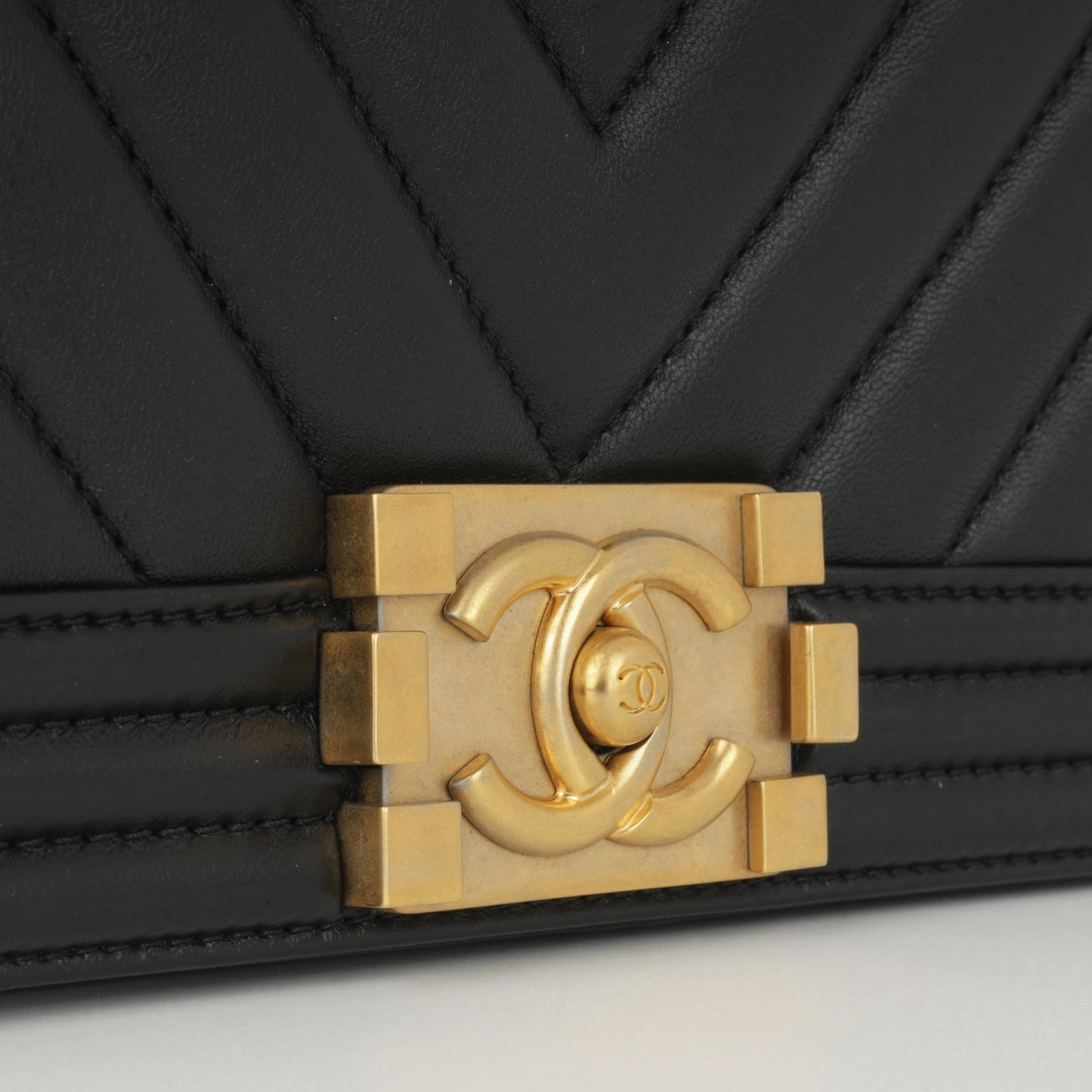 Chanel Chanel - Old Medium - Black Chevron Smooth Calfskin AGHW - 2017 - Pre-Loved