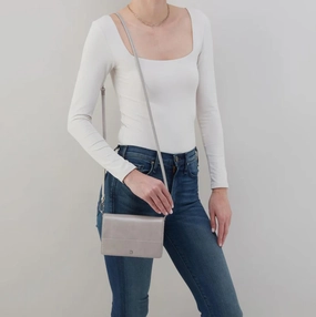 Jill Wallet Crossbody In Polished Leather In Light Grey