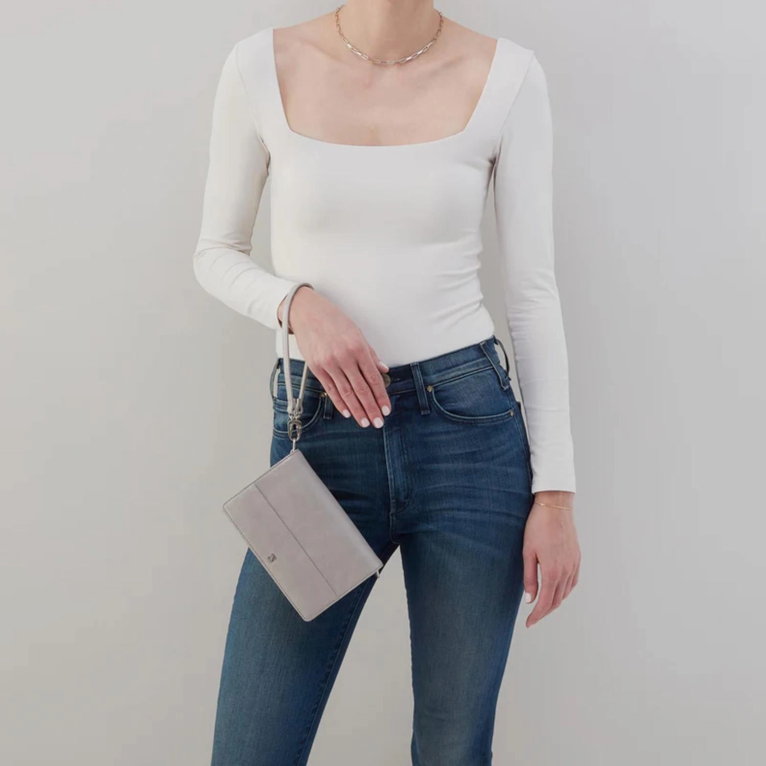 Jill Wallet Crossbody In Polished Leather In Light Grey