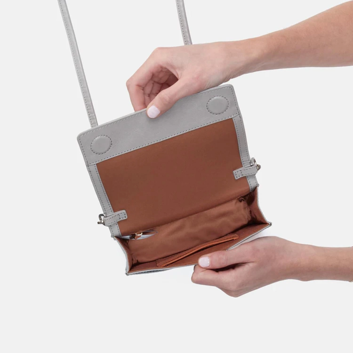 Jill Wallet Crossbody In Polished Leather In Light Grey