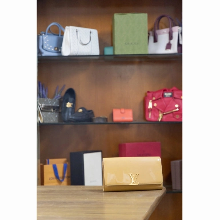 Louis Vuitton Vernis Louise Clutch