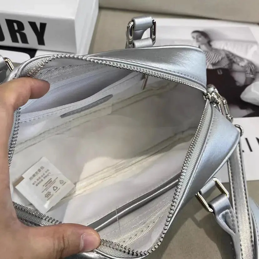 MIU MIU Trendy Leather Crossbody Bag 1037