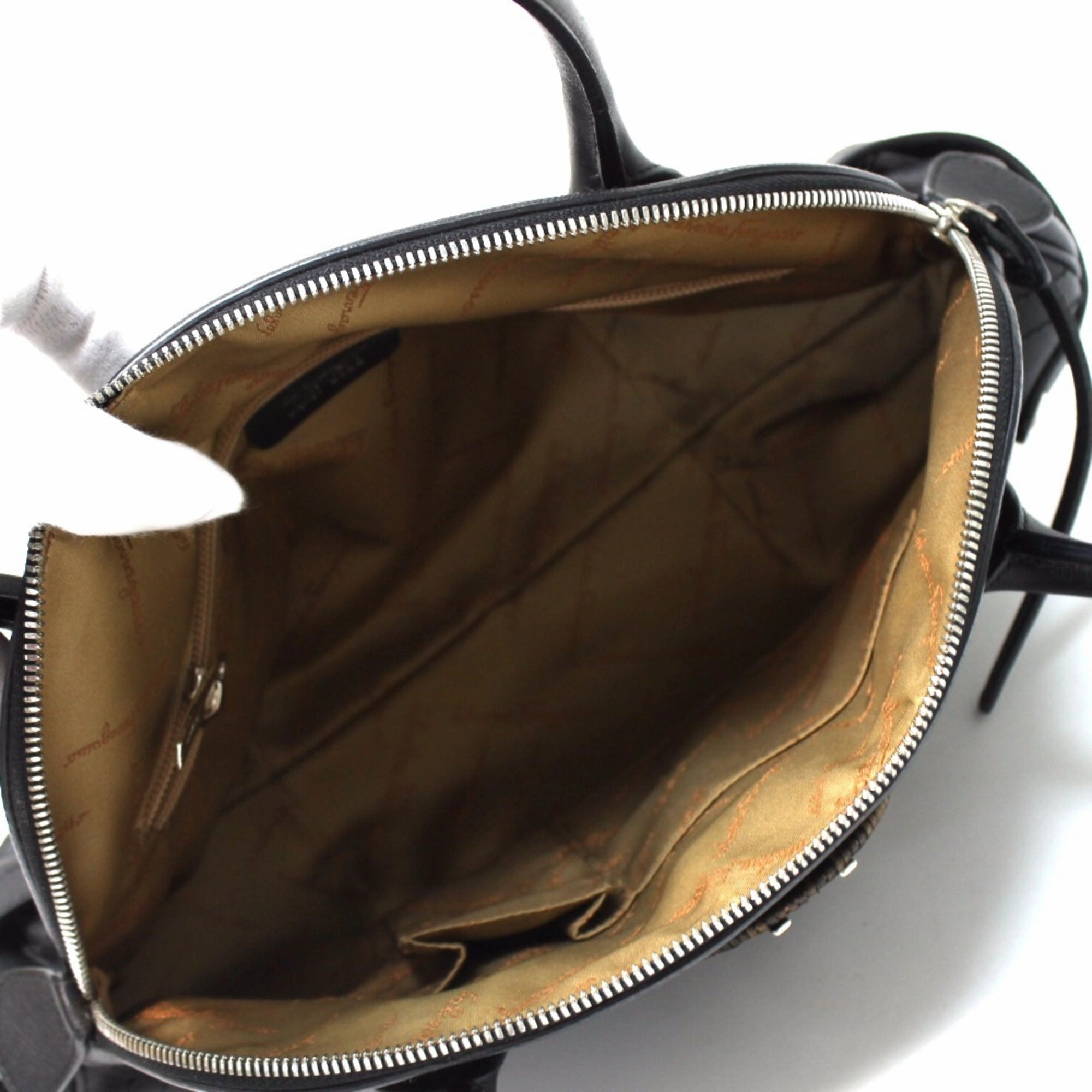 Salvatore Ferragamo  Leather Shoulder Bag (Pre-Owned)