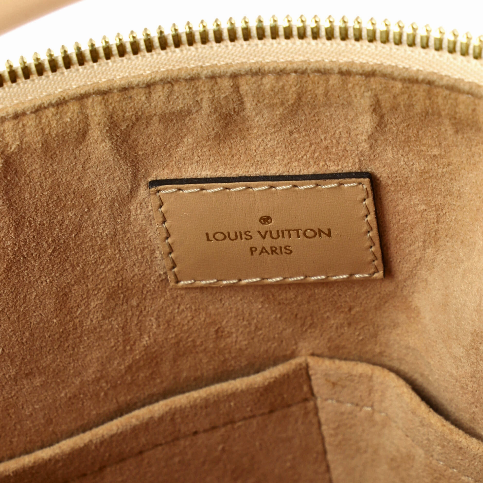V Tote Monogram Empreinte Leather MM