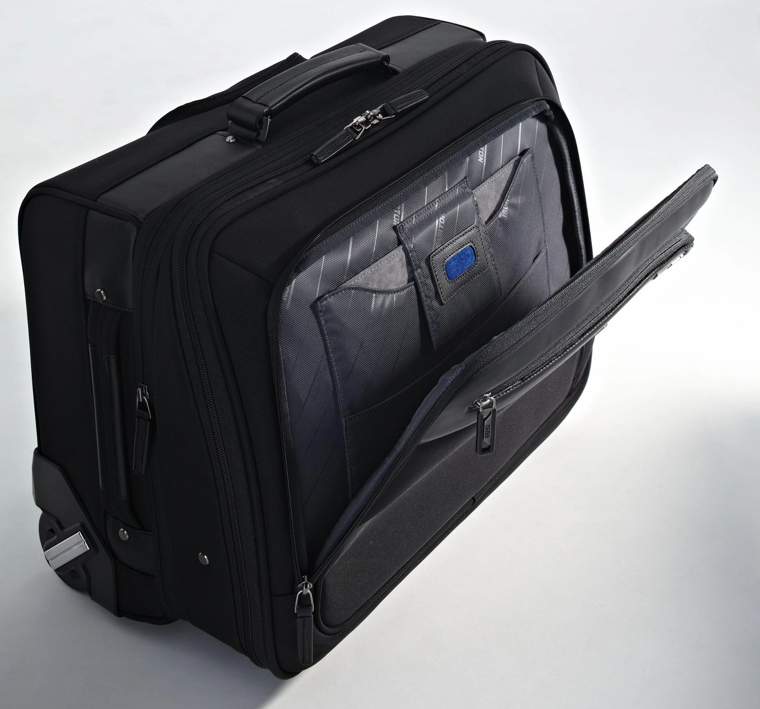 ZERO Halliburton Profile 18" Expandable Wheeled Business Case